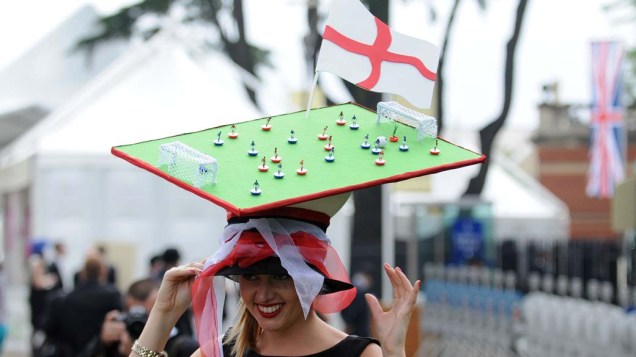 Chapéu no formato de campo de futebol durante a tradicional corrida de cavalos de Ascot, na Inglaterra