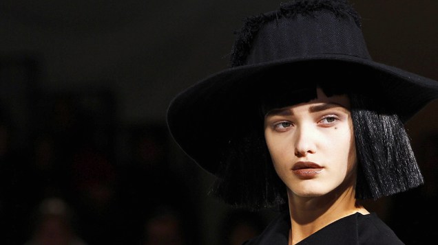 Modelo apresenta criação do designer japonês Yohji Yamamoto para coleção Outono-Inverno durante a Semana de Moda de Paris 