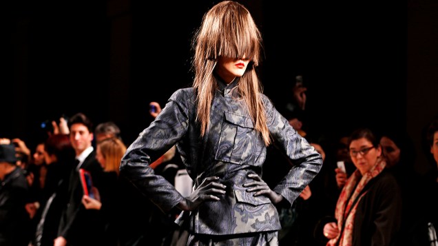 Modelo apresenta criação dos designers da AF Vandevorst para coleção Outono-Inverno durante a Semana de Moda de Paris 