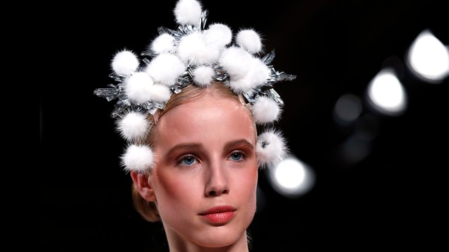 Modelo apresenta criação do designer russo Valentin Yudashkin para coleção Outono-Inverno durante a Semana de Moda de Paris 