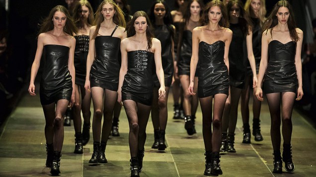 Modelos apresentam criações da casa de moda Saint Laurent durante a Semana de Moda de Paris 