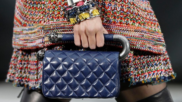 Modelo apresenta criação do designer alemão Karl Lagerfeld para a grife francesa Chanel para coleção Outono-Inverno durante a Semana de Moda de Paris 