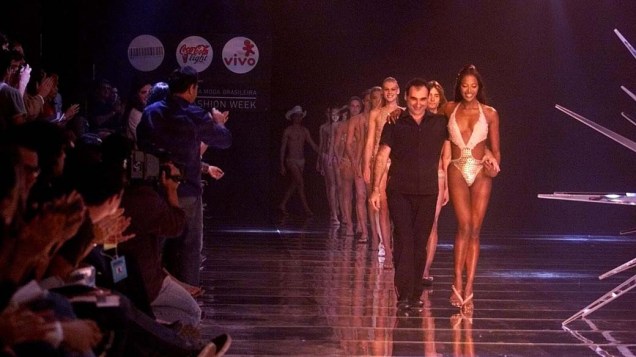 2003 - O estilista Amir Slama e a modelo Naomi Campbell no final do desfile da Rosa Cha, no São Paulo Fashion Week