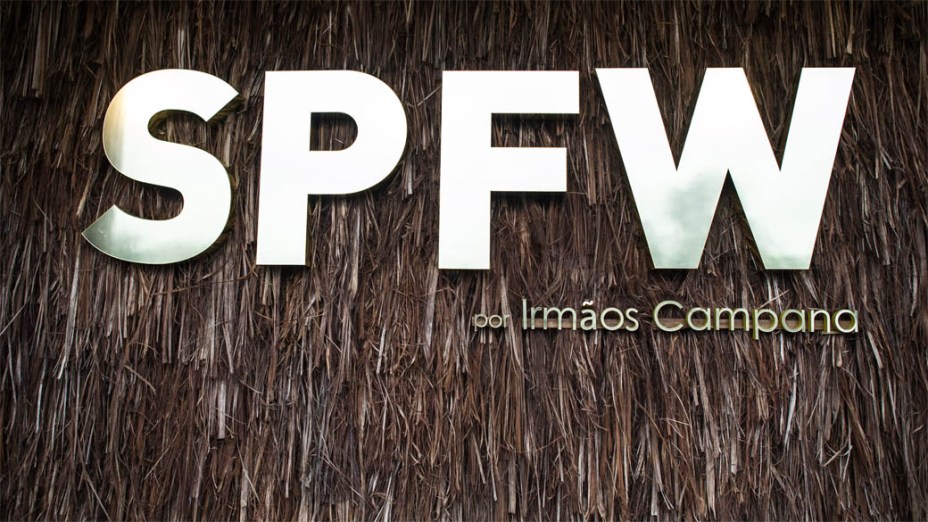 Logo do São Paulo Fashion Week na entrada da Bienal