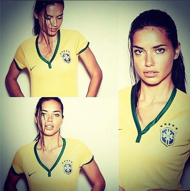 Modelo Adriana Lima com a camisa do Brasil.