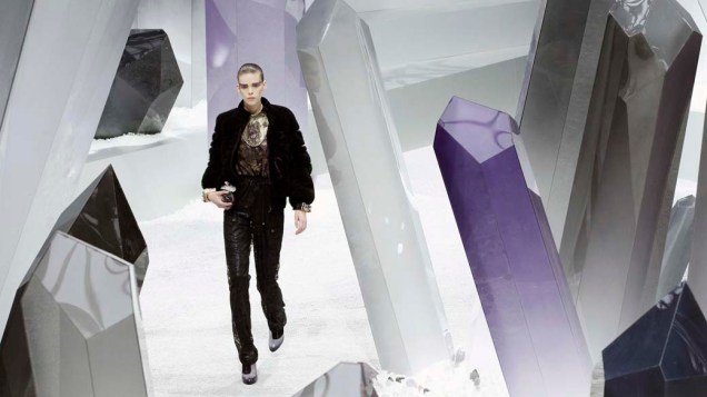 Modelo durante desfile de Karl Lagerfeld durante a "Paris Fashion Week" em Paris, França