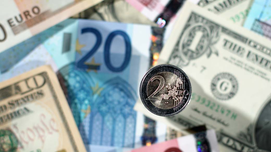 Moeda e cédula de Euro e Dólar