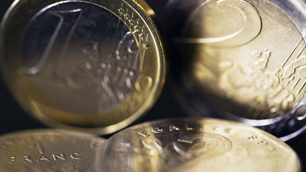 Europa celebra o 10 º aniversário do lançamento, em 01 de janeiro de 2002, de notas e moedas de Euro, moedas de euro e francos franceses na imagem
