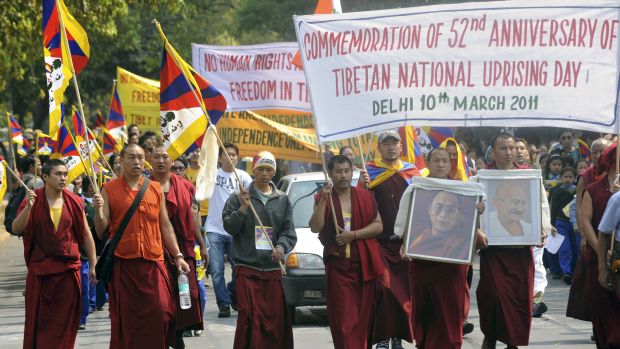 Monges budistas tibetanos fazem protesto na Índia para relembrar a fracassada revolta do Tibete contra a China no mesmo dia em que Dalai Lama anuncia sua renúncia