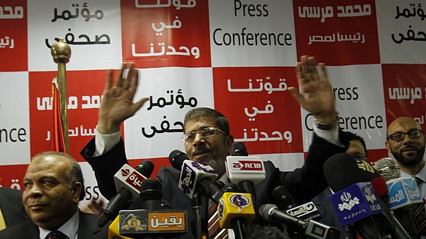 O candidato da Irmandade Muçulmana, Mohamed Mursi (centro), comemora a vitória na eleição presidencial