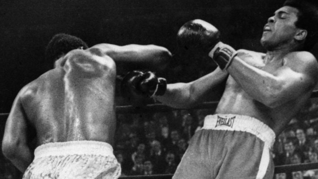 Joe Frazier derrota Muhammad Ali no Madison Square Garden, em Nova York, em 1971