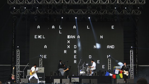 A banda Mombojó se apresenta, durante o segundo dia do Festival Lollapalooza 2015, no Autódromo de Interlagos, em São Paulo