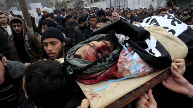Palestinos carregam o corpo de Momen Abu Daf, morto depois de um ataque aéreo israelita na cidade de Gaza