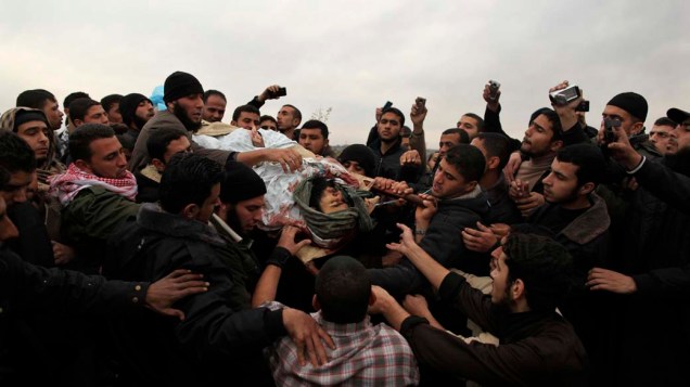 Palestinos carregam o corpo de Momen Abu Daf, morto depois de um ataque aéreo israelita na cidade de Gaza