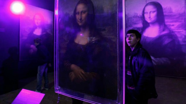 Visitante olha para fotografia da parte de trás do quadro Monalisa, na exposição “Da Vinci – o gênio” em São Petersburgo, na Rússia