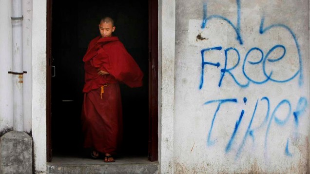 Monge participa de greve de fome durante 24 horas em Katmandu, Nepal. Budistas iniciaram a greve em solidariedade aos tibetanos da província de Nagba, que estão sob vigilância chinesa após a morte do monge Phubtsok, que cometeu suicídio no ultimo dia 16 de março