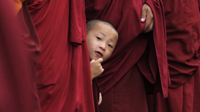 Monges esperam por Dalai Lama em monastério de Bylakuppe, na Índia