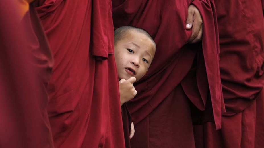 Monges esperam pelo Dalai Lama – líder budista – em monastério de Bylakuppe, na Índia.  Veja galeria de fotos do Dalai Lama