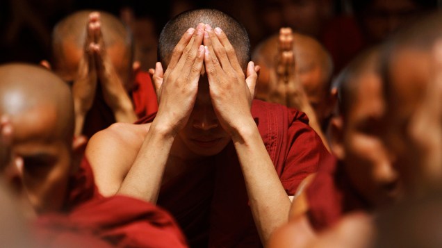 Monges budistas Rakhine rezam pela paz, no centro de Yangon em Mianmar