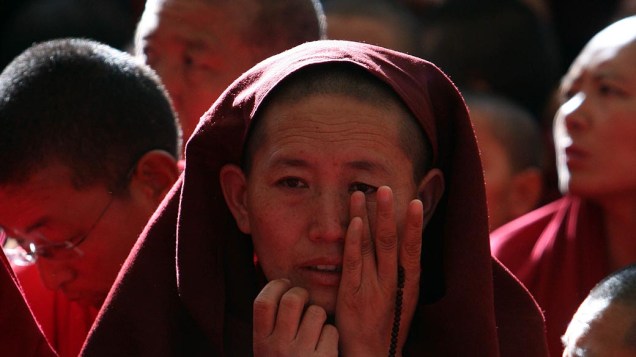 Na Índia, monges comparecem ao funeral de Jamphei Yeshi, exilado tibetano que ateou fogo ao próprio corpo em protesto a visita do presidente chinês ao país