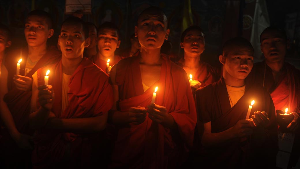 Monges durante marcha pela causa tibetana na cidade de Siliguri, Índia. Tibetanos que vivem exilados na Índia lançaram protestos contra as ações chinesas no Tibete