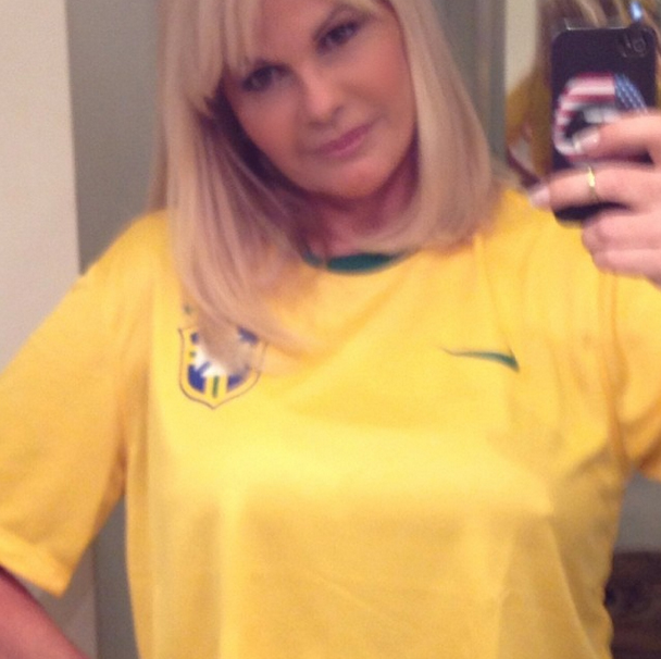 Monique Evans com a camisa verde e amarela