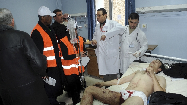 Observadores da Liga Árabe visitam hospital em Damasco, na Síria