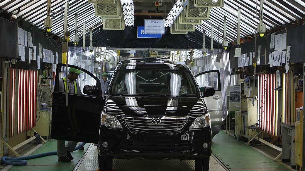 Linha de montagem da Toyota, na Indonésia: país também sofrerá com redução na produção por causa das enchentes na Tailândia