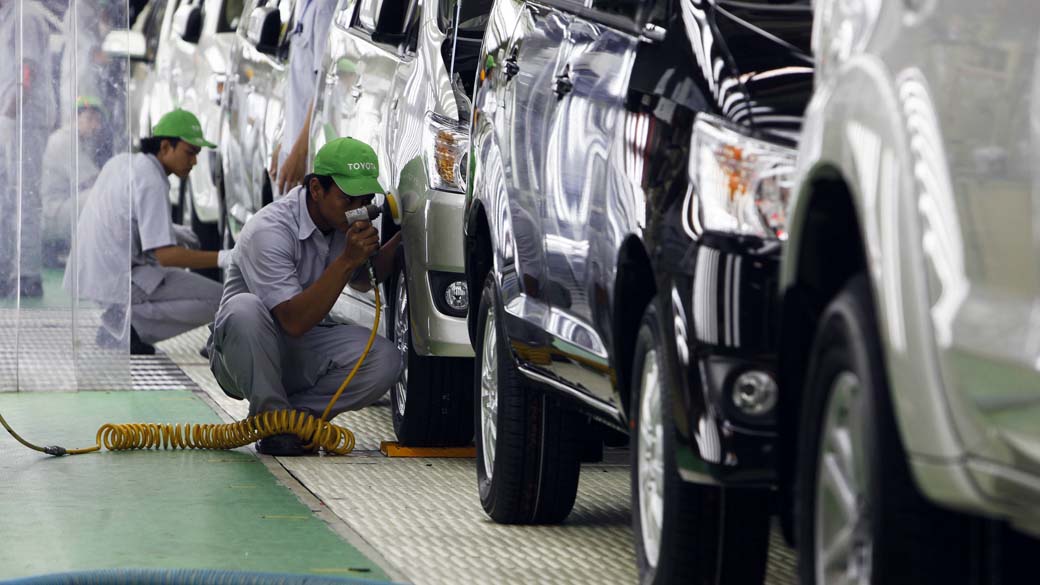 Linha de montagem na fábrica da Toyota, na Indonésia