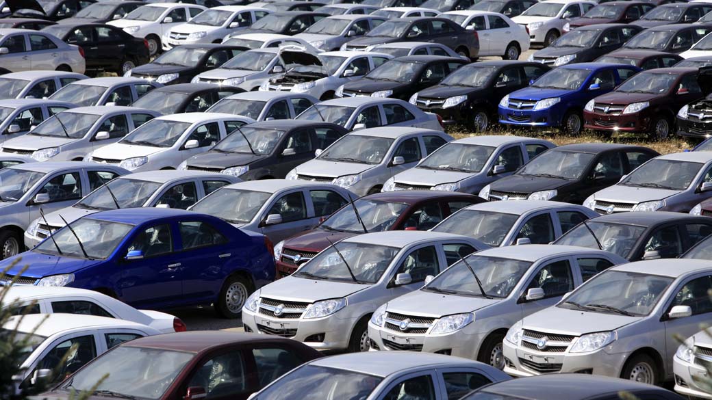 Pátio de automóveis da montadora Derways, na Rússia