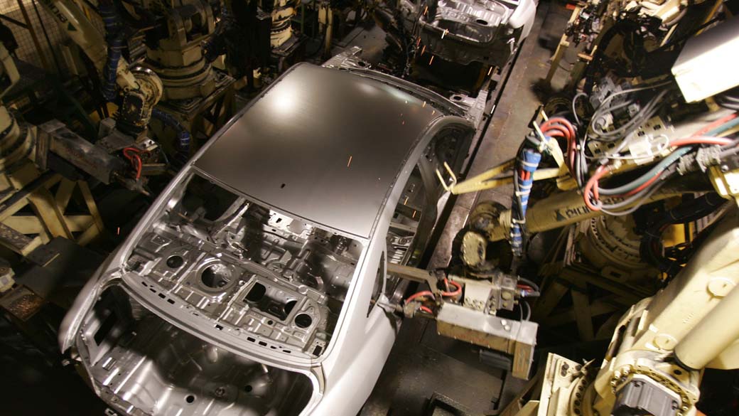 Setor de montagem de carros através de robôs na fábrica da Hyundai