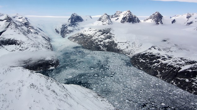 Imagem de uma geleira no leste da Groenlândia que flui através de um longo e estreito canal feito pelo movimento do gelo