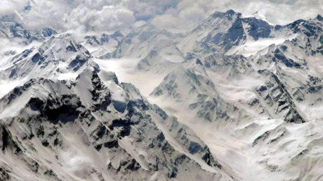 Vista aérea das montanhas de Siachen, onde 124 soldados e onze civis foram soterrados por uma avalanche no último dia sete do mês de abril, no Paquistão