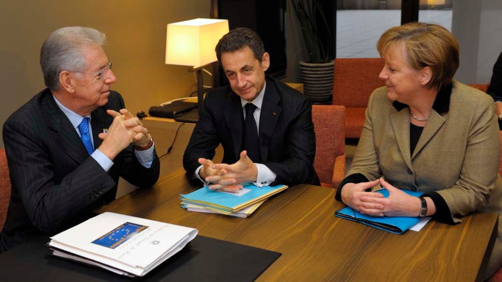 O Primeiro Ministro italiano Mario Monti, o presidente francês Nicolas Sarkozy e a chanceler alemã Angela Merkel em reunião no Conselho Europeu antes da cúpula de líderes da união Europeia em Bruxelas, Bélgica