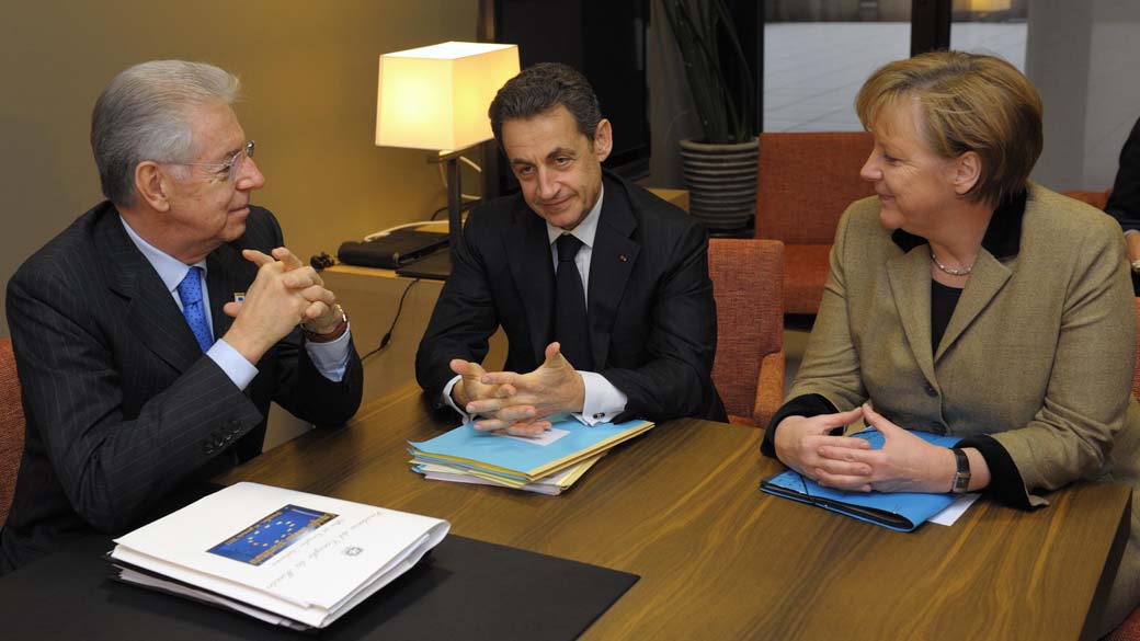 O Primeiro Ministro italiano Mario Monti, o presidente francês Nicolas Sarkozy e a chanceler alemã Angela Merkel em reunião no Conselho Europeu antes da cúpula de líderes da união Europeia em Bruxelas, Bélgica