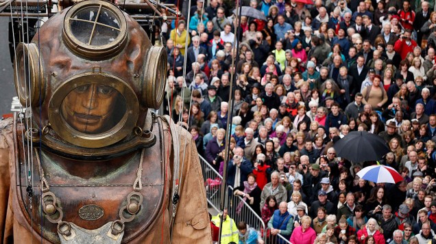 Boneco gigante de mergulhador caminha por ruas de Liverpool, na Inglaterra