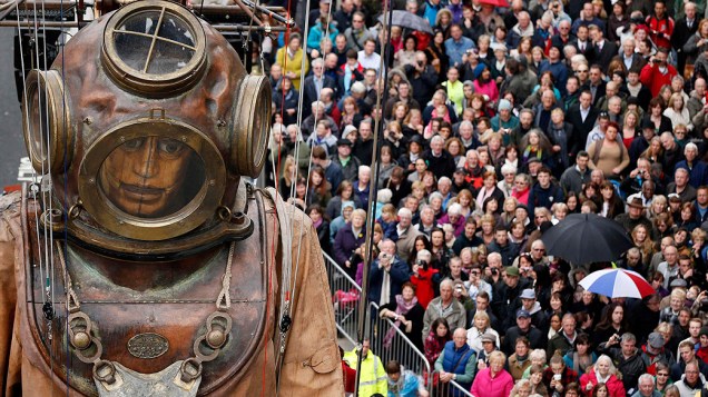 Boneco gigante de mergulhador caminha por ruas de Liverpool, na Inglaterra Boneco gigante de mergulhador caminha por ruas de Liverpool, na Inglaterra
