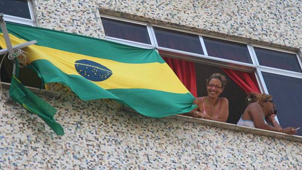 Moradores do Rio colocaram bandeiras brasileiras em suas janelas para comemorar a ocupação do Alemão