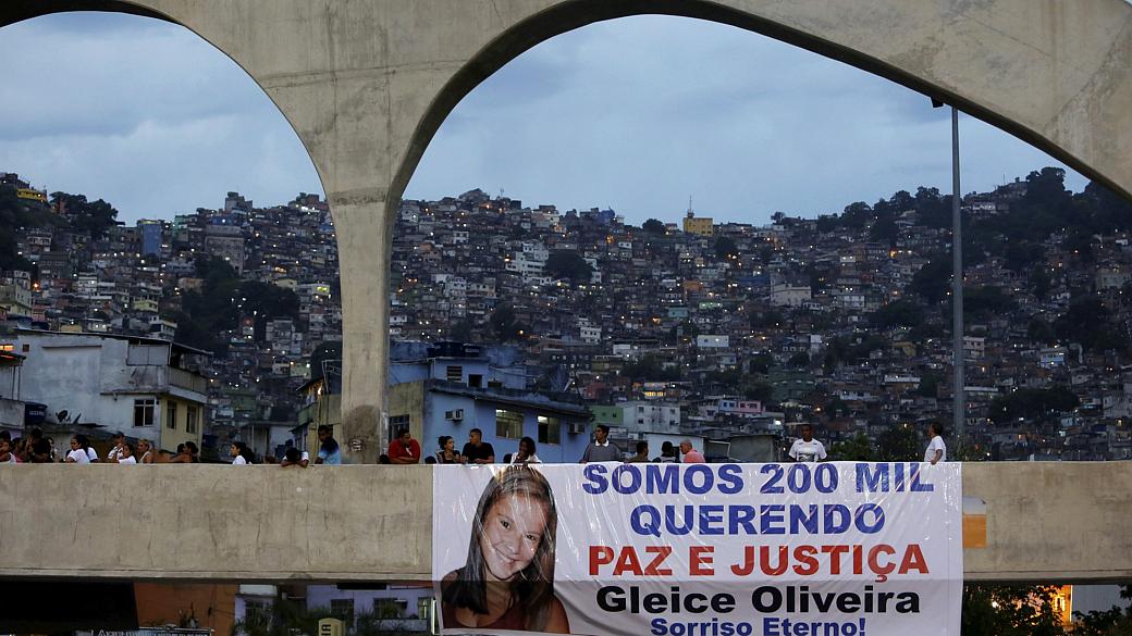 Moradores da Rocinha fazem ato na passsarela, jogando petalas de rosas em homenagem a Gleice Francisca de Oliveira