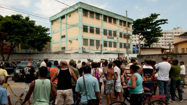 Moradores em frente a Escola Municipal Tasso da Silveira, no bairro Realengo, Rio de Janeiro