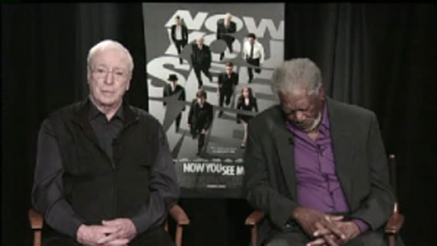Morgan Freeman dorme em entrevista ao vivo ao lado de Michael Cane