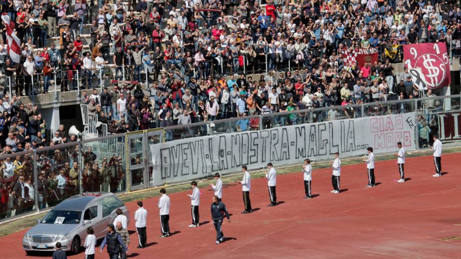 Torcedores do Livorno acompanham o cortejo do jogador de equipe Piermario Morosini, falecido no último sábado durante partida da equipe italiana