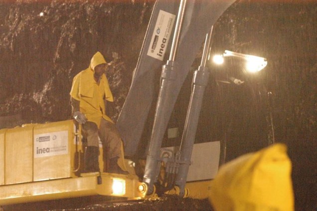 Chuva atrapalha o trabalho das equipes de resgate em Niterói.