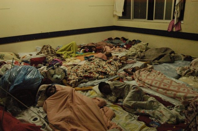 Desabrigados dormem em uma sala de aula do Colégio Estadual Machado de Assis.