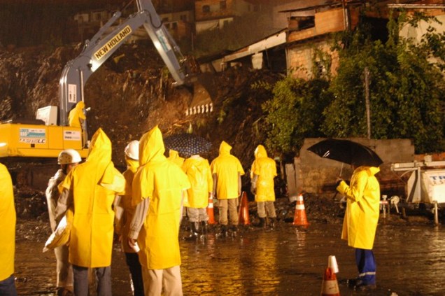 Equipes de resgate trabalham no Morro do Bumba.