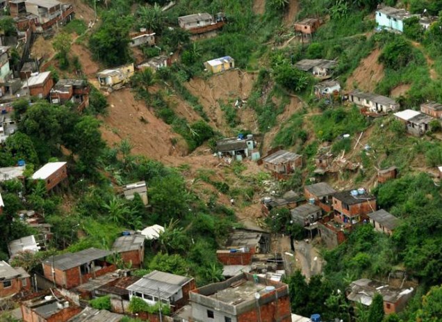 Na noite da quarta, um deslizamento de grandes proporções atingiu o Morro do Bumba, em Niterói (RJ). A terra pode ter soterrado mais de 200 pessoas.
