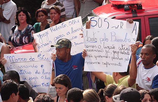 Moradores do Morro Céu protestam no Morro do Bumba: tragédia anunciada.