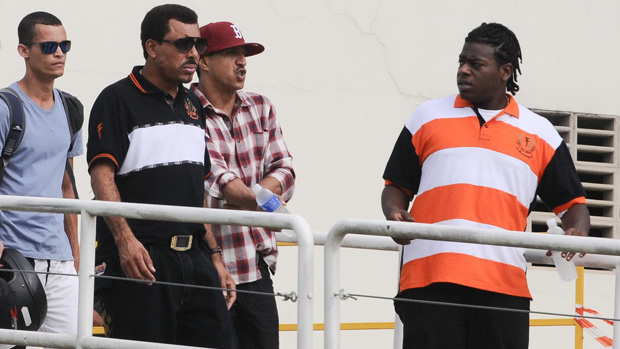 O cantores Mano Brown e Dexter deixam o velório do líder do grupo Charlie Brown Jr., em Santos