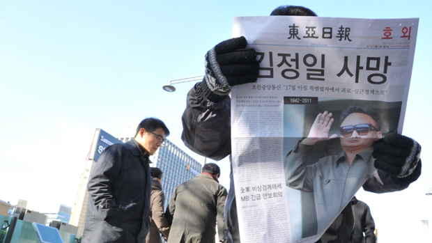 Jornal anuncia a morte do ditador Kim Jong-Il, em Seul, Coreia do Sul
