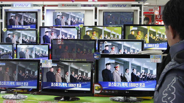 Homem assiste a uma reportagem sobre a morte de  Kim Jong Il em uma loja de eletrônicos, em Seul, Coreia do Sul